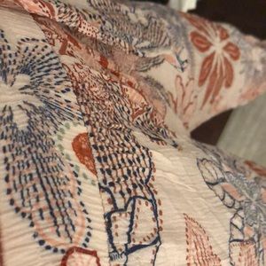 Baggy pants with slits on calfs. Floral Pattern